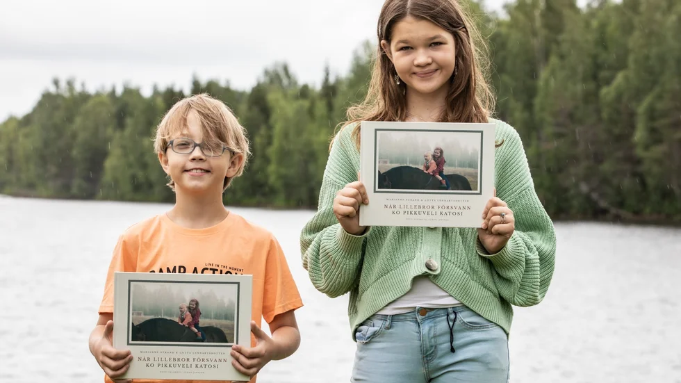 Adrian Jansson och Astrid Johansdotter får illustrera huvudpersonerna i boken "När lillebror försvann".