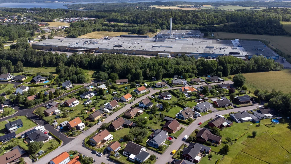 Avståndet mellan villaområdet på Dunteberget och Svensk Plaståtervinning är inte långt. Om flugproblematiken som villaägarna har hänger samman med företagets verksamhet utreds nu.