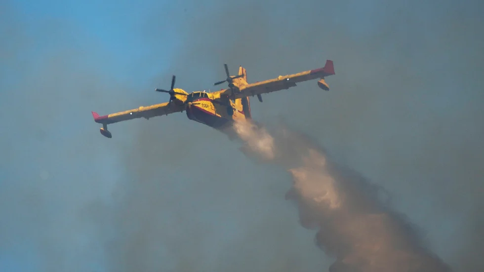 Ett vattenbombande flygplan bekämpar bränder över Rhodos under tisdagen. Planet på bilden är inte det som har störtat.