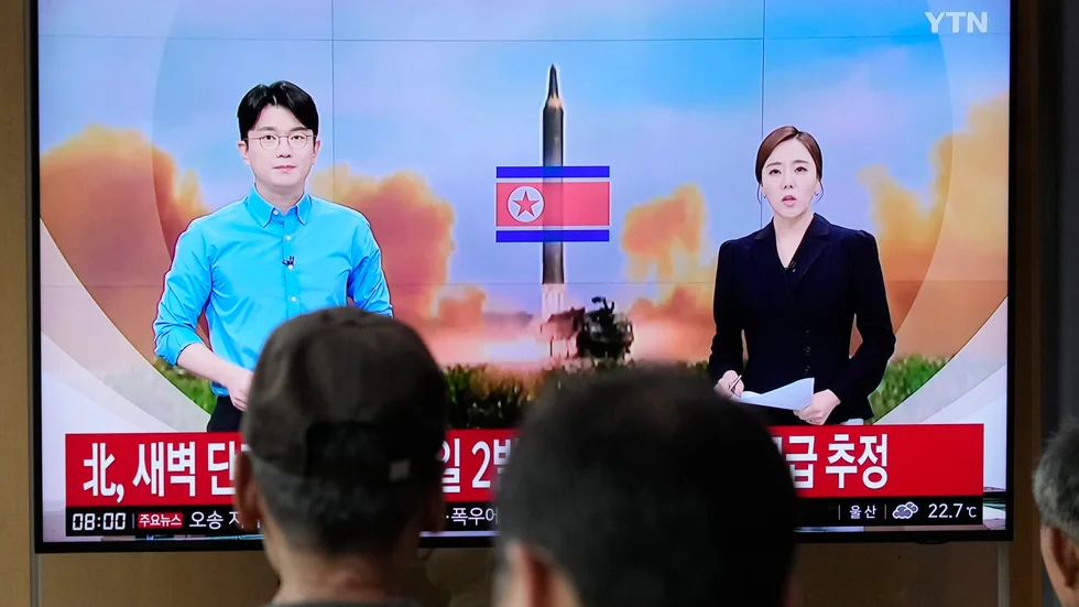 Människor i Sydkorea tittar på ett nyhetsinslag om de två robotavfyrningarna från Nordkorea.