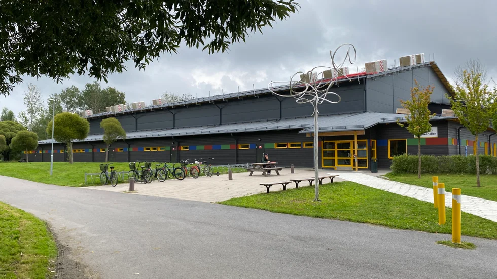 Landslaget brukar ofta träna i Sandbrohallen, då den har ett anpassat bås som är i samma nivå som isen.