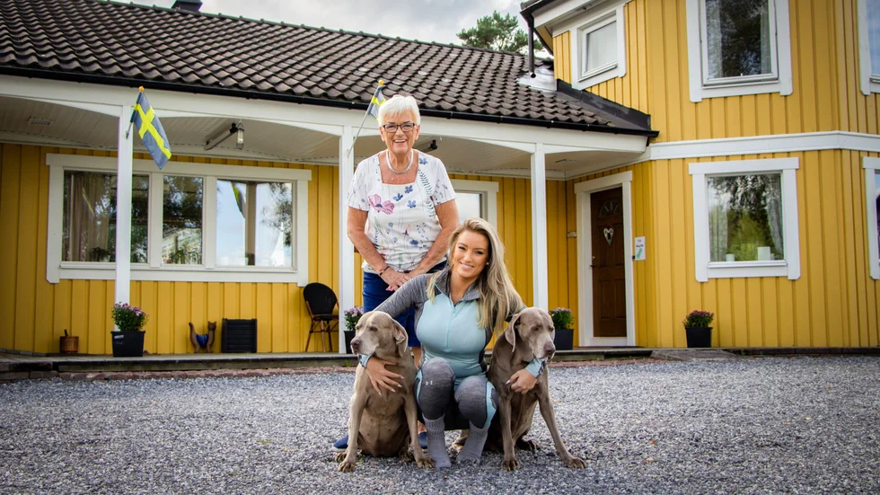 Monica Axmacher med dottern Lina och hennes hundar Cash och Flow utanför Skönero bed and breakfast.