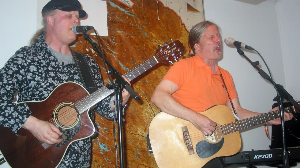 Eldsjälen Johan Piribauer (till höger) genomför nu för 16:e  året en Inlandsbanefestival. Här rockar han loss i Tjappsåive hembygdsgård tillsammans med musikkompisen  Peter Stenlund.