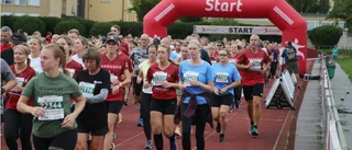 Här kastar sig deltagarna vid mållinjen