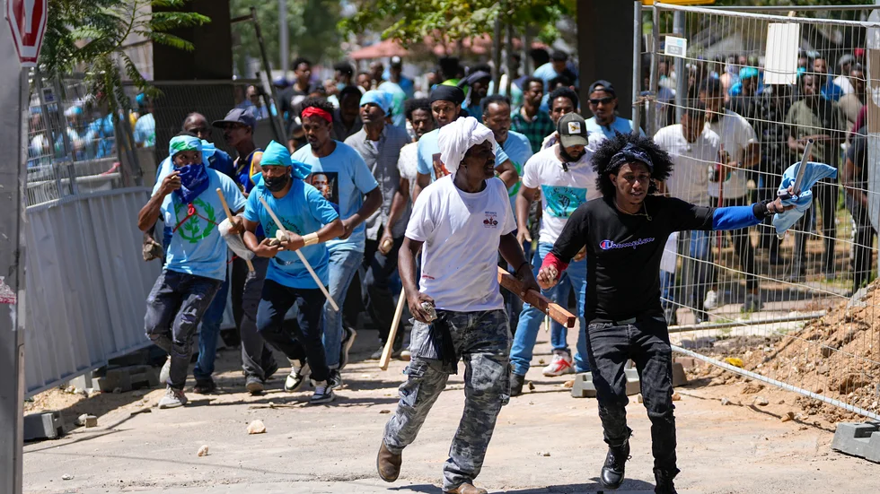 Eritreanska demonstranter drabbade samman i Tel Aviv under lördagen. Minst 160 människor rapporteras ha skadats.