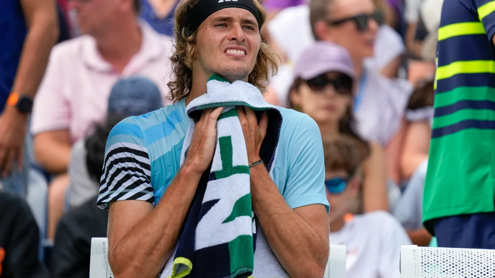 "Hela banan luktar gräs" sade tyske tennisstjärnan Alexander Zverev efter sin öppningsmatch i US Open.