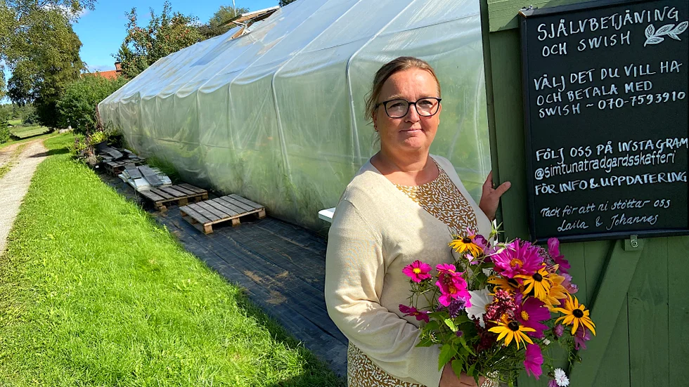 Laila Eklund på Simtuna trädgårdsskafferi litar på kunderna. I helgen slog en fräck tjuv till mot självbetjäningen.