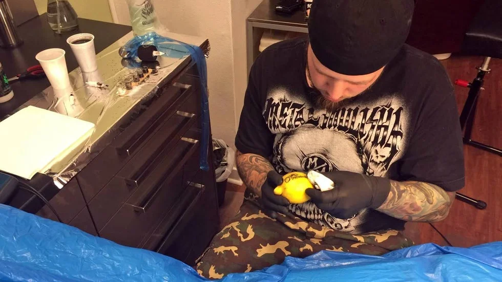 Surt uppdrag. Johan Wennström har lovat hjälpa till med tatueringarna.