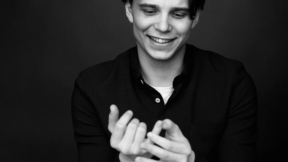 Pianisten Pontus Carron spelar i Flens församlingshem på söndag den 15 oktober.