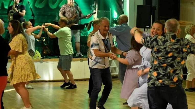 Det blir snabbt fullt på dansgolvet när Vimmerby Sportdansklubb har föreningsfest.