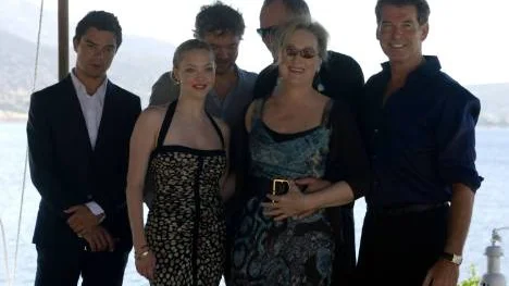 Abbafeber i Grekland. Här har ni hela gänget i "Mamma Mia". Från vänster: Dominic Cooper, Colin Firth, Amanda Seyfried, Stellan Skarsgard, Meryl Streep och Pierce Brosnan.