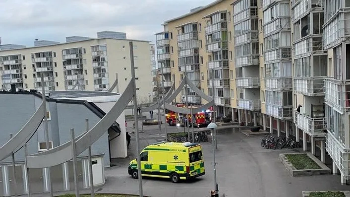 Rökdykning och brandsläckning vid lägenhetsbranden i Silverringen på lördagen. 