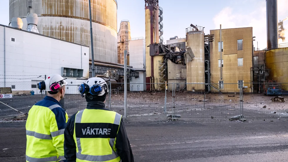 Skador på byggnader och bråte utspritt över ett större område på Örtofta sockerbruk norr om Lund efter en explosion i en panna tidigt på lördagsmorgonen. Explosionen inträffade under produktion av socker från betor.