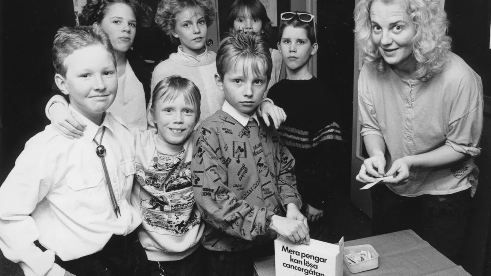 1986 på ungdomsgården Kryptan. Gerd Karlsson, fritidsledare, tar emot entréavgifter för ett disco. Intäkterna skulle gå till Cancerfonden. 
