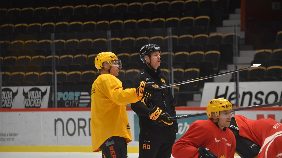 Andreas Johnson och Robert Ohlsson i samtal under måndagens träning. 