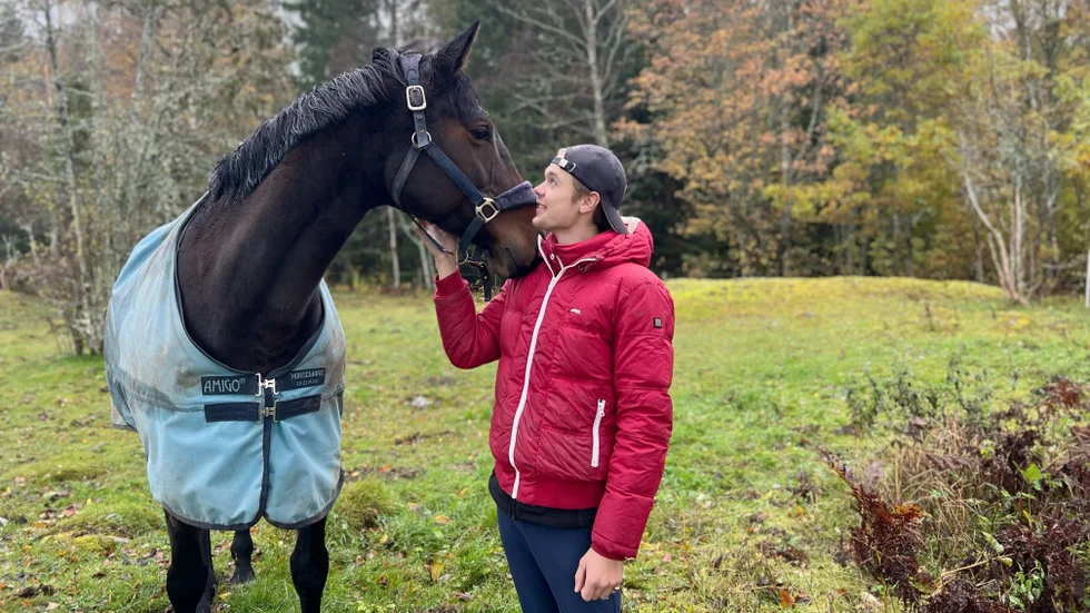 Philip Egnell med hästen Bonnie, som han har ett samarbete med tillsammans med ägaren från Stockholm. 