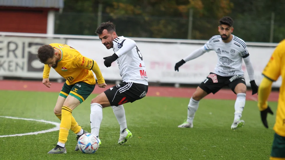 Motala AIF:s Liridon Silka och Kevin Ali i kamp mot Dalkurd. En match där Maif var bra, men där det inte räckte till mot topplaget. "Nu klarar inte Maif det här", bedömer Jens Bollius.