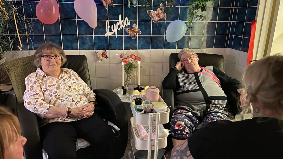 Ingegerd Toivonen och Barbro Gustafsson bor på Ingelkotten. De ser båda fram emot att tillbringa tid i fjärilsrummet.