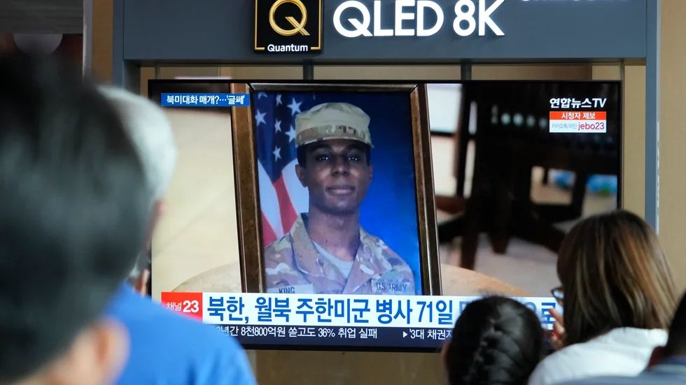 En bild av den amerikanska soldaten Travis King visas under en nyhetssändning på en tv-skärm i järnvägsstationen i Seoul i Sydkorea. Arkivbild.