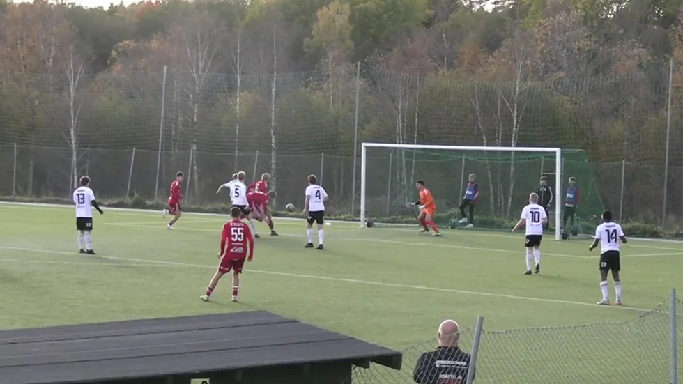Roslagsbrospelarna är hetare i boxen och sekunden efter inlägget från höger ligger bollen i Fannamålet. Sedan var matchen slut. Se målet i repris på eposten.se.