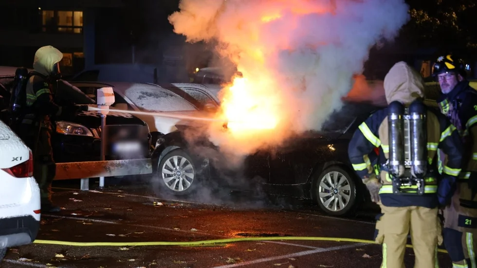 En bil började brinna på en parkering på torsdagskvällen.