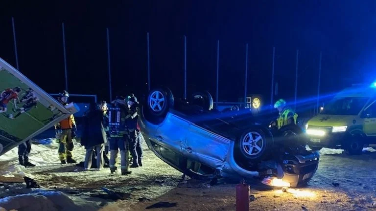 En personbil hamnade på taket.