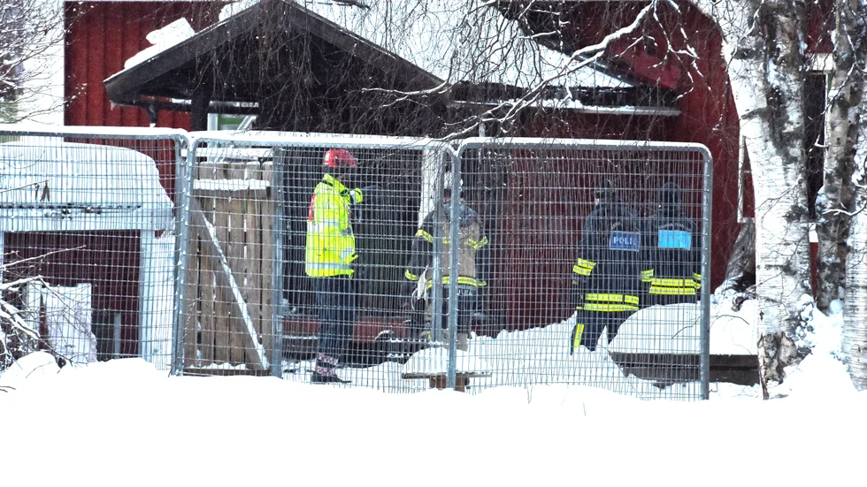 Både personal från räddningstjänsten och polisens tekniker arbetade på platsen under söndagen.