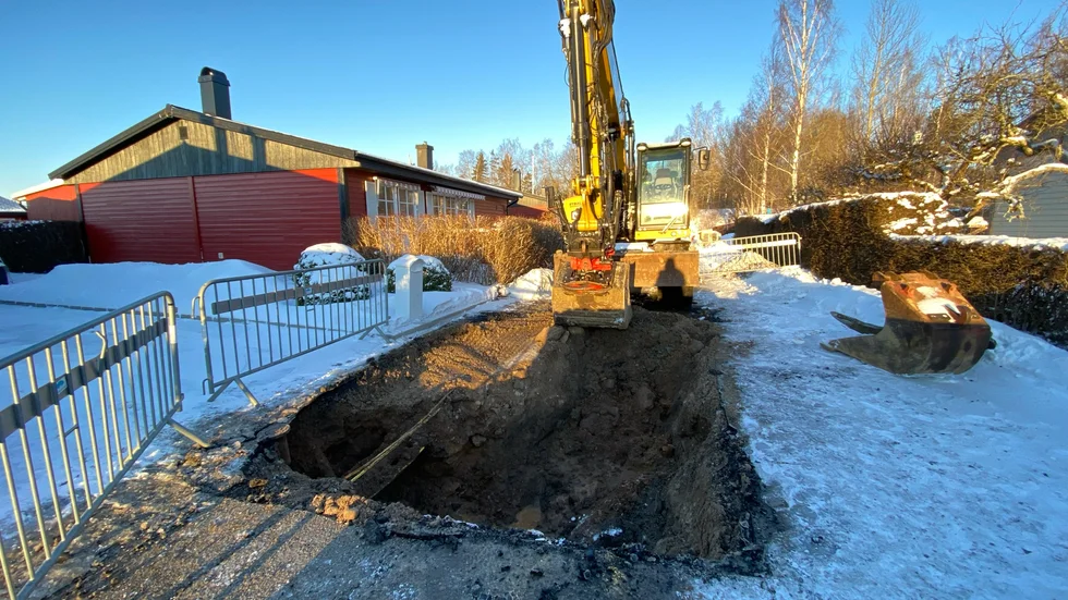 Uppgrävt för att läckan ska kunna repareras.