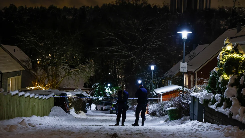 En man i 25-årsåldern har hittats skottskadad i Sätra i södra Stockholm.