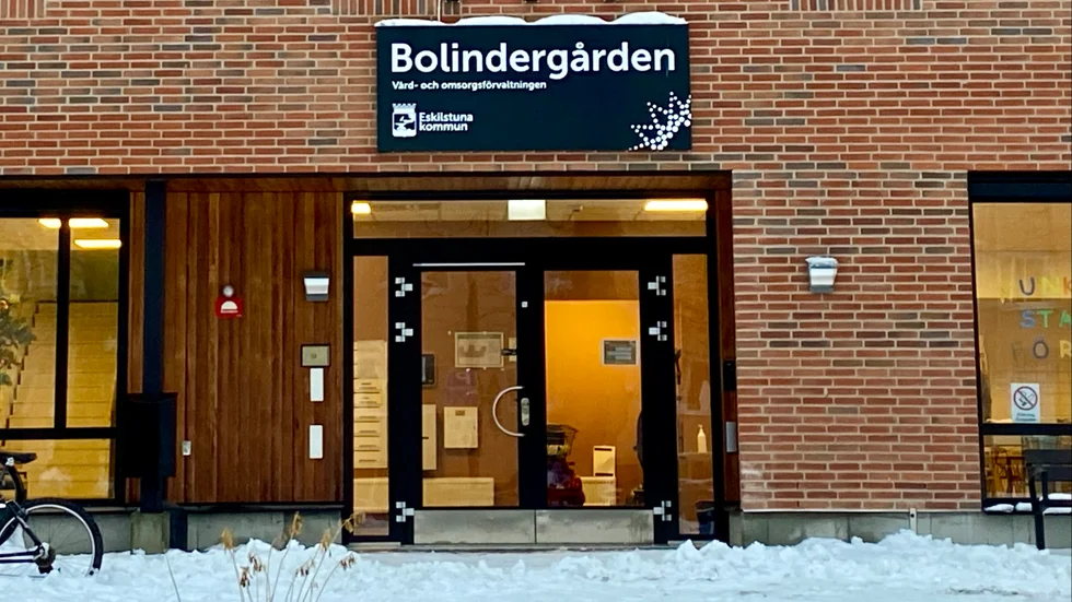 På mer än en avdelning på det kommunala äldreboendet Bolindergården tycks personalen dra sig för att slå larm om oegentligheter. 