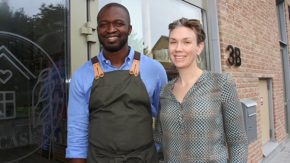 Abdoul Yombi och Moa Dickmark Yombi utanför delikatessbutiken La Case boutique & catering, som ligger nära stationen i Knivsta. En gång i månaden arrangerar de lyxmiddagar i sitt hem.
