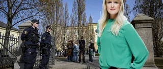 Varför var det så många poliser, mamma?
