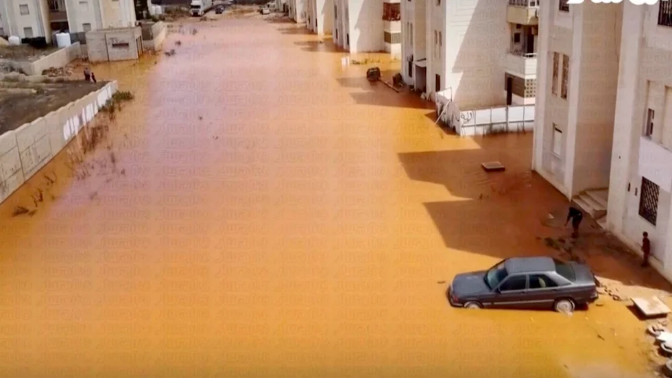 Översvämmade gator efter ovädret Danials härjningar i Libyen.