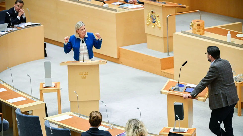 Statsministern ser bekymrad ut uppe i vänstra hörnet medan S-ledaren Magdalena Andersson debatterar med Jimmie Åkesson (SD).  