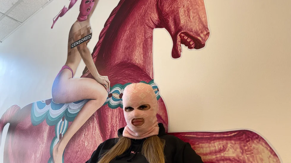 Fröken Snusk rider in på en dalahäst...eller sjunger i alla fall om en. Masken har hon alltid på sig.