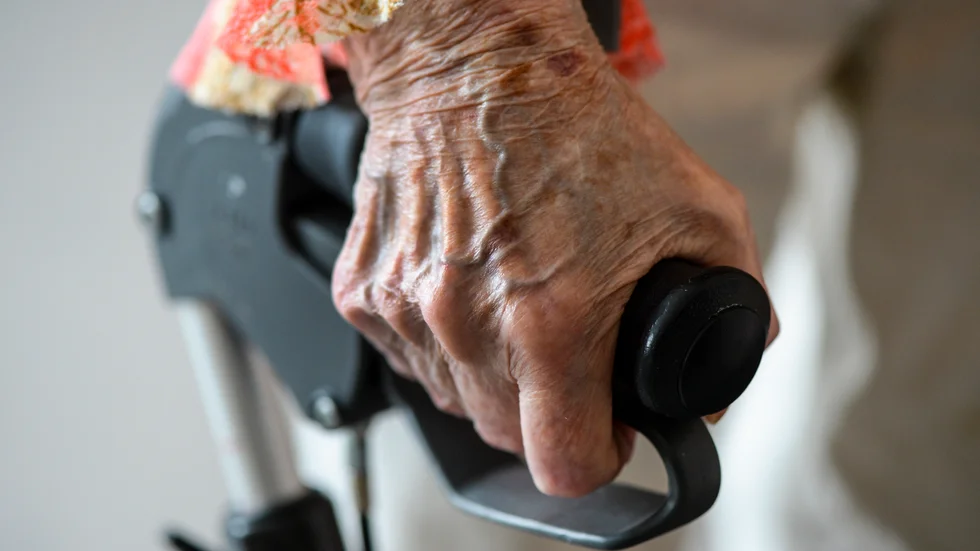 Hemtjänstpersonalen har förklarat att hen kände sig stressad därför lämnade hen omsorgstagaren ensam i väntan på ambulans.