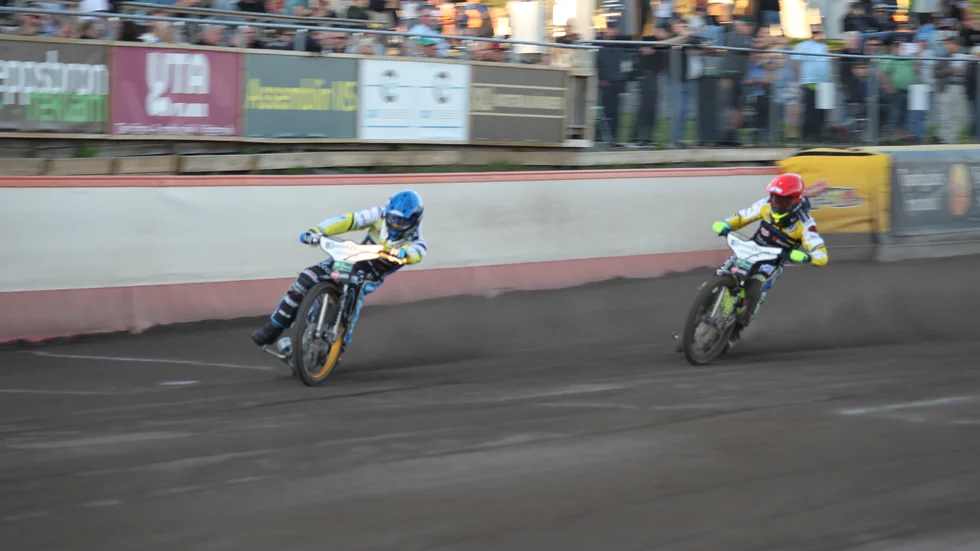 Västervik Speedway tog en femetta i det första heatet genom Mads Hansen och Bartosz Smektala.