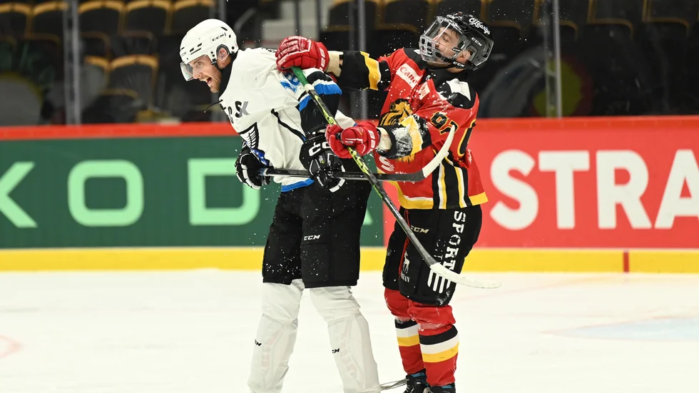 Vincent Nordfjell i närkamp med Pontus Burström.