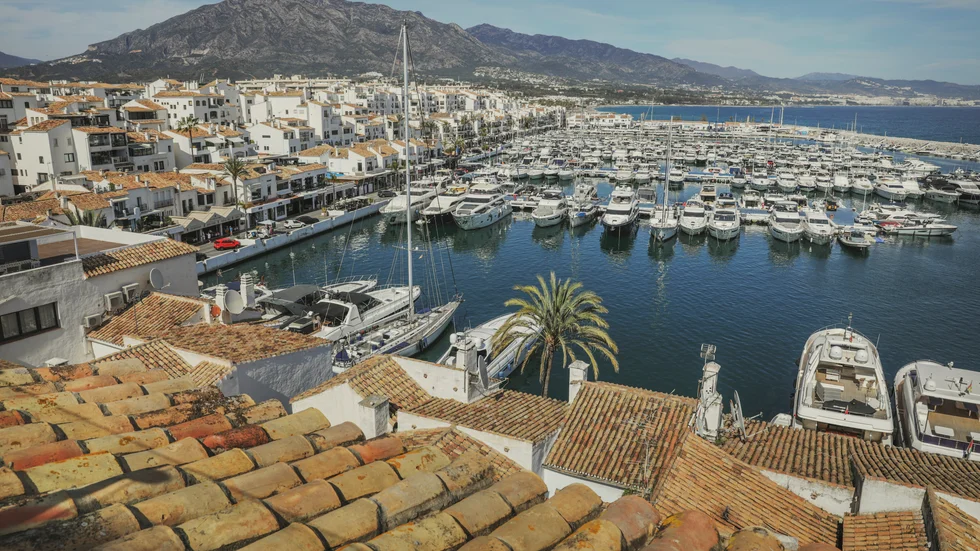 Vd:n från Vimmerby befinner sig i Spanien sen en längre tid tillbaka. Genom sin advokat framför mannen att han inte alls håller sig undan de svenska myndigheterna och han nekar också till de brott han misstänks för.