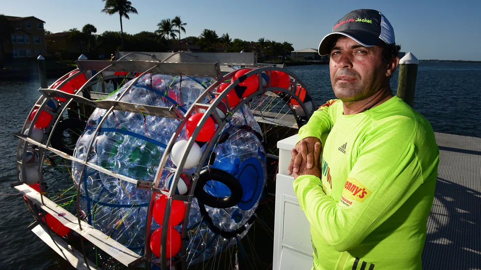 Reza Baluchi med ett ekorrhjul för persontransport över oceaner i ett försök 2016. Arkivbild.