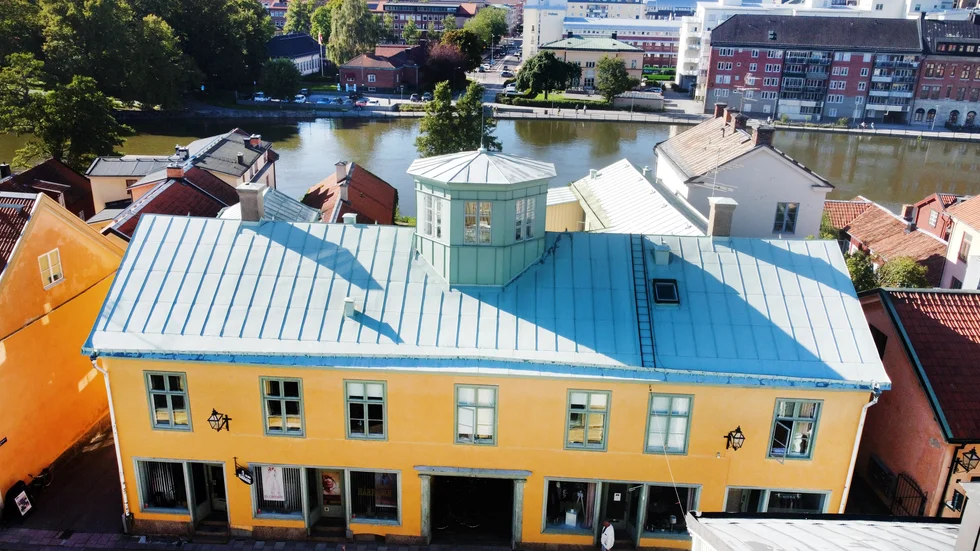 "Den här lägenheten är väldigt speciell och utmärker sig bland andra lägenheter. Först och främst storleken på 120 kvadratmeter, sen att den ligger i Gamla stan och glastornet dessutom som är pricken över i", säger mäklaren Daniel Toksoy.