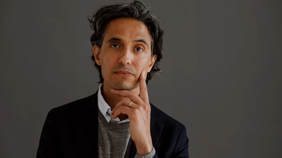 Jonas Hassen Khemiri är internationellt känd och prisbelönt. Han bor i New York där han också undervisar i kreativt skrivande. Senast gav han 2019 ut "Pappaklausulen".