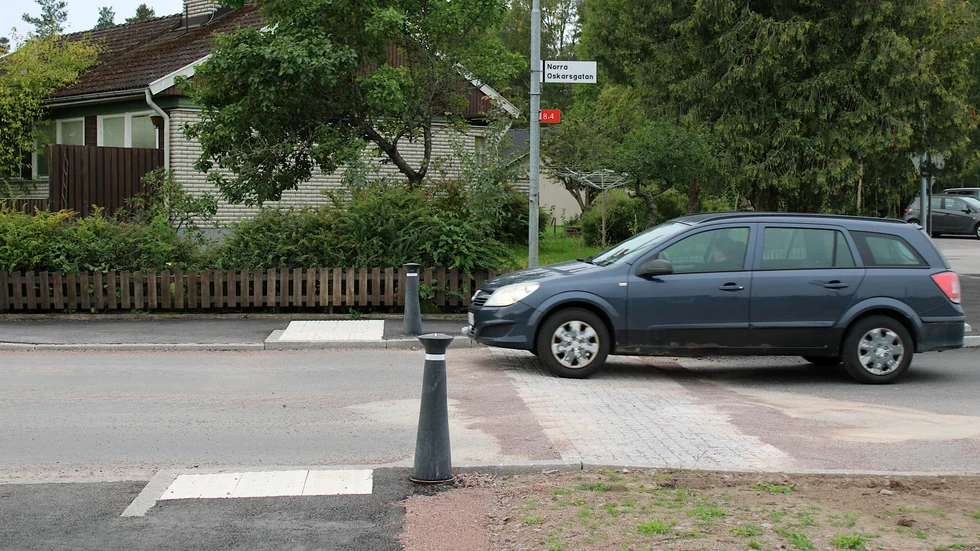 Farthindren på Norra Oskarsgatan är mer besvärliga att passera än vad som var tänkt från början. Men snart ska gatan få ytterligare ett lager asfalt.