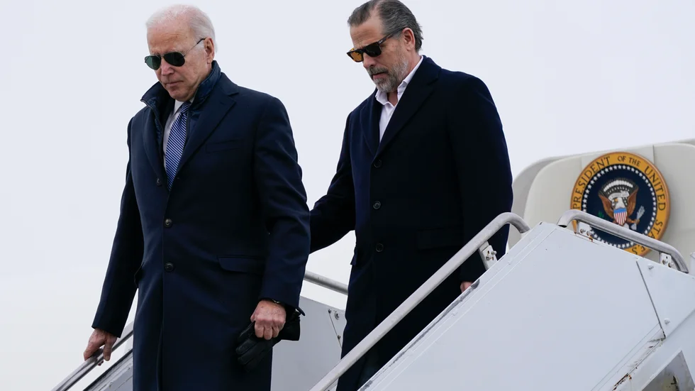 USA:s president, demokraten Joe Biden, och hans son Hunter Biden är i fokus för den riksrättsutredning som inletts i representanthuset. Bilden togs i Syracuse i New York i februari i år.