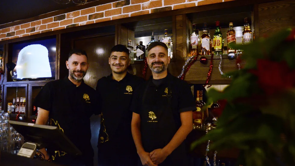 "Jag vill helt enkelt ge tillbaka. Gemenskap och förhoppningsvis värme", säger Roby Altunsu som här står tillsammans med systersonen Emilio Aydin och sin bror Rudy Altunsu.