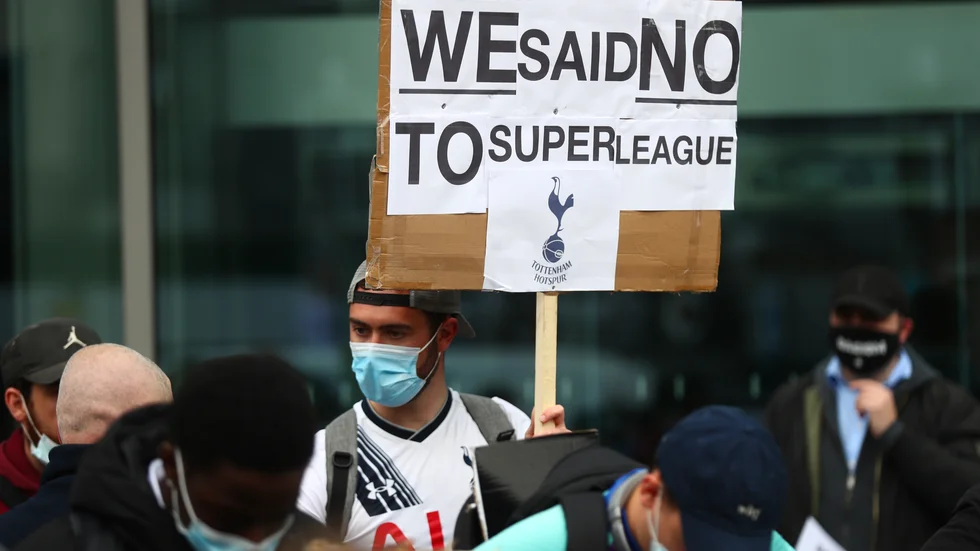 En supporter till Tottenham protesterar i april 2021 när det blivit offentligt att Premier League-klubben är en av tolv storklubbar som vill skapa en utbrytarliga. Arkivbild.