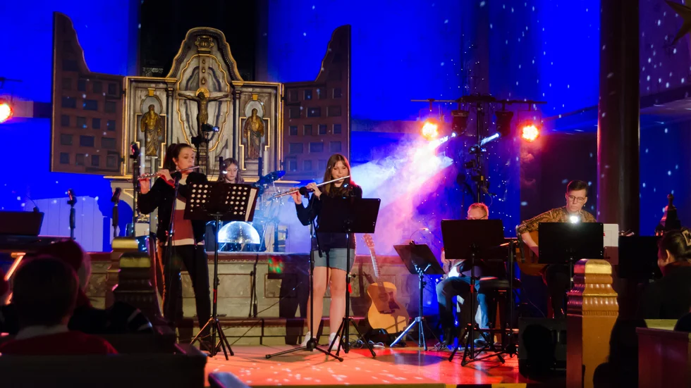 Birgitta Holmström, flöjt, Viola Bertils, trummor, Sofia Rustichelli, flöjt, WIlly Björkbacka, bas, (delvis skymd) och Anneli Jonsson, gitarr.