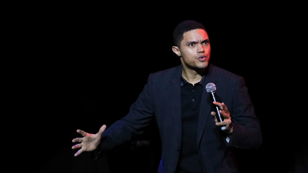 Komikern Trevor Noah blandar humor med träffsäker samhällskritik.