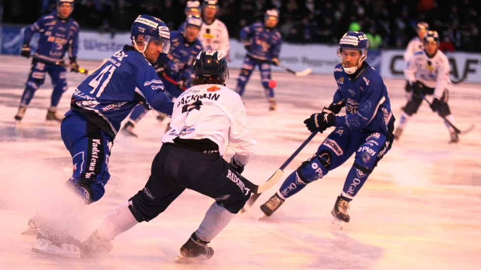 IFK Motalas spelare Elias Gillgren och Melker Westman sätter stopp för Rättviks spelare på annandagen. Hela 7-3 var tränaren Simon Hansson otroligt nöjd med.