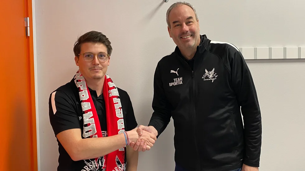 Efter tio raka förluster blev det under söndagen en efterlängtad seger för Torshälla IBK. Här syns nye tränaren Niklas Lind tillsammans med klubbchefen Jonas Forsberg.
